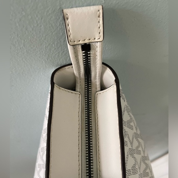 EXCLUSIVE Black & White MK tote - Picture 4 of 16